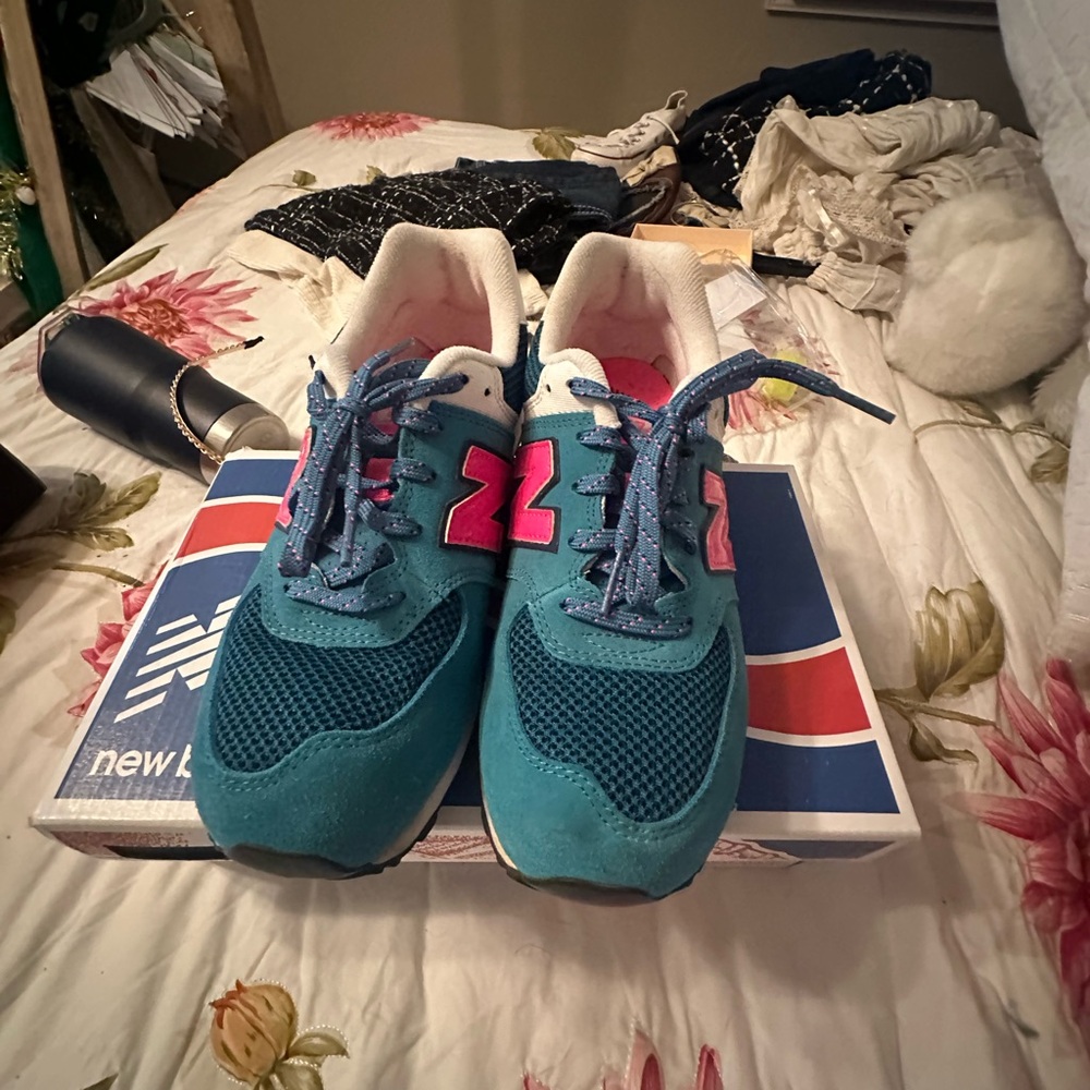 New Balance Women's Blue and Pink Sneakers